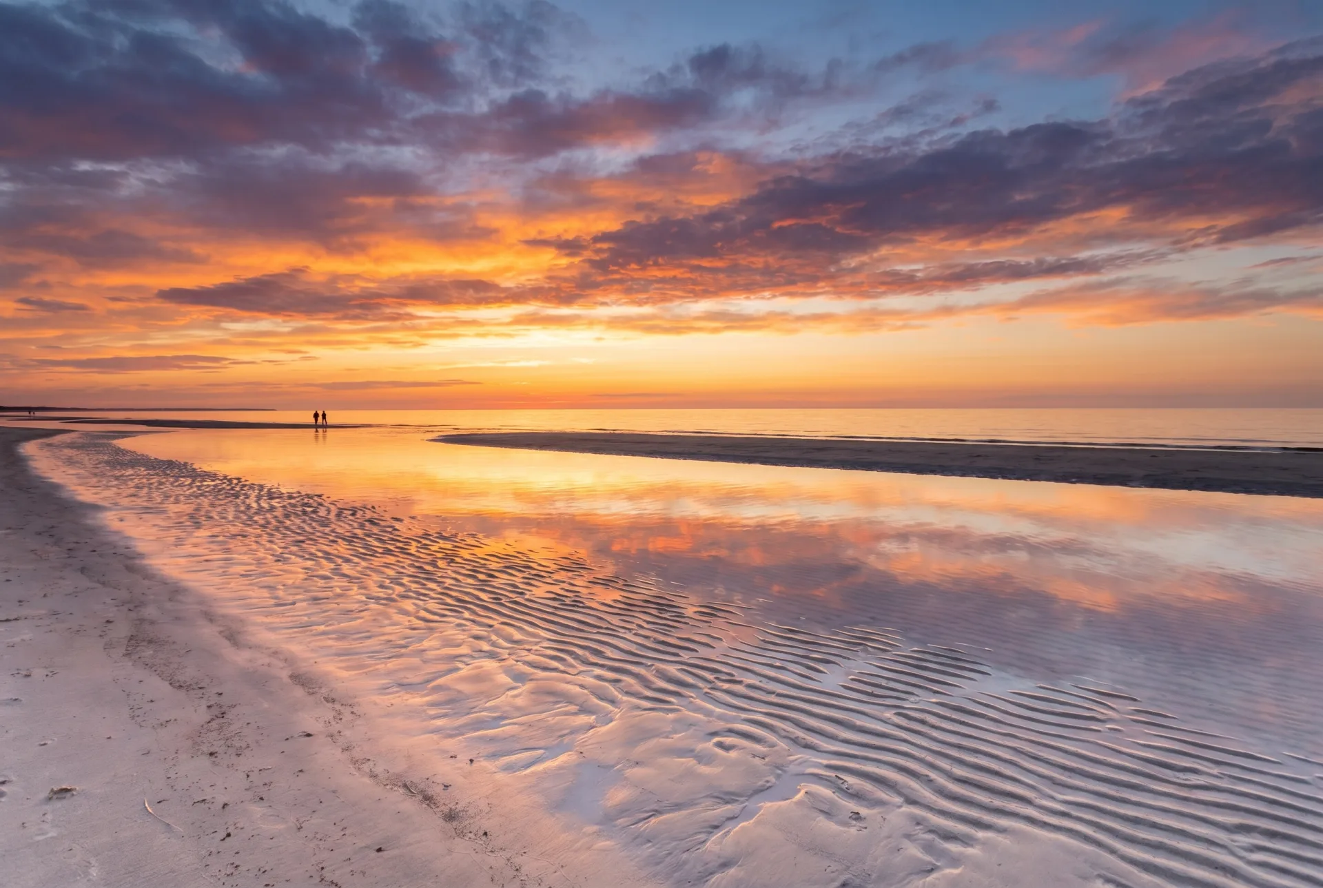 Weiter Sandstrand an der Ostsee bei Sonnenuntergang